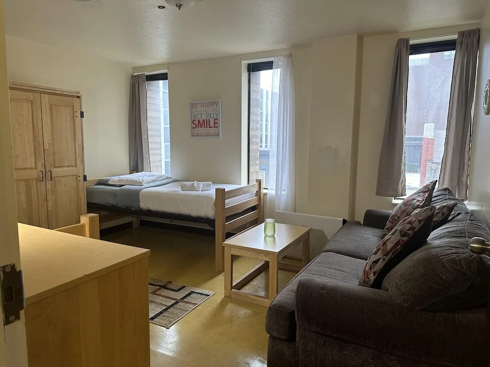 2 Bedroom 2 Bath Apartment Heart of Downtown PIT