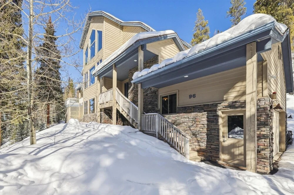 Wagon Wheel Retreat 4 Bedroom Home by RedAwning