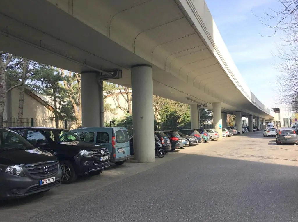ZENTRUMNAH direkt an UBAHN bei UN-VIC und am BADESTRAND