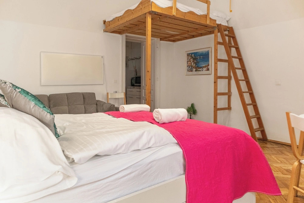 Affordable 1BR Flat for 5 Near Belvedere