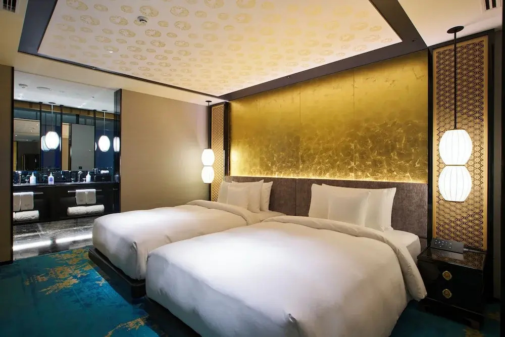 Premier Double Club room with balcony and with city view (twin beds)