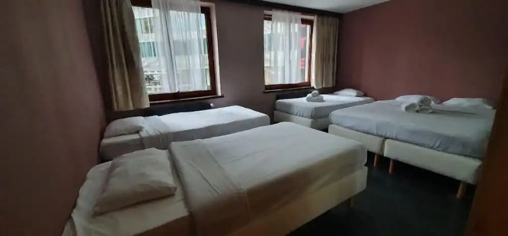 Quintuple room