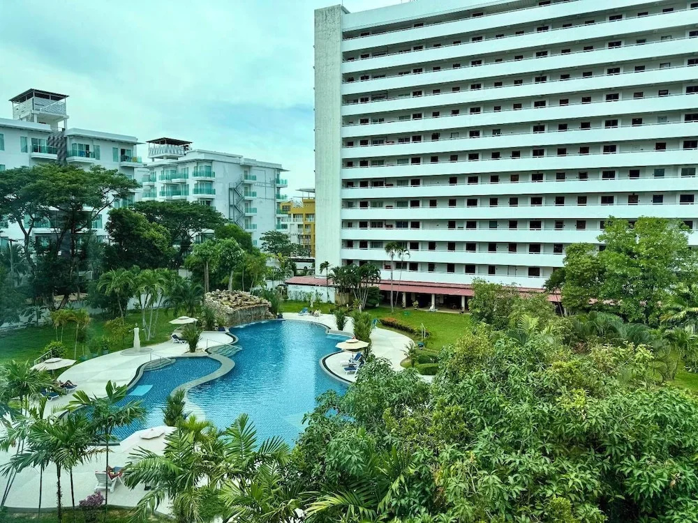 Palace - Spacious 1 Bedroom Condo With Shared Renovated Large Pool