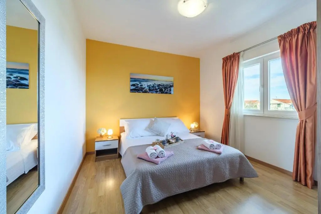 2 Bedrooms Apartment