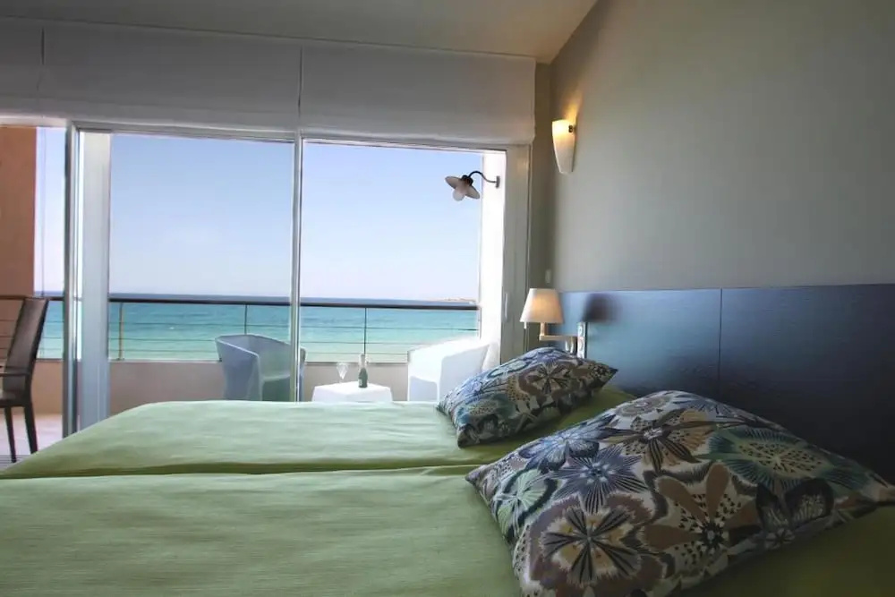 Deluxe Double room beachfront (full double bed)