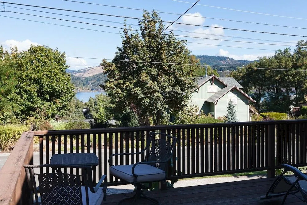 Heartbreak Pet and Family-Friendly Hood River Home by RedAwning