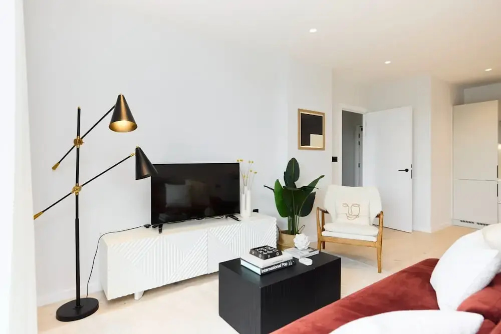 The Brondesbury Scenery Bright 1BDR Flat with Balcony & Parking