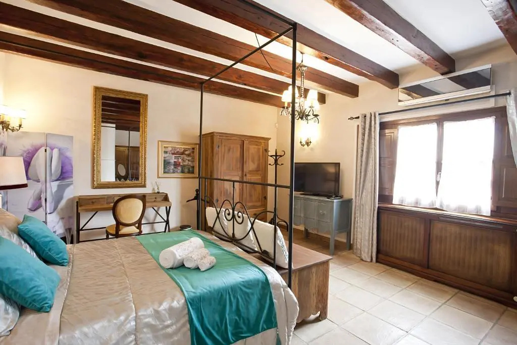Deluxe Double room (full double bed)