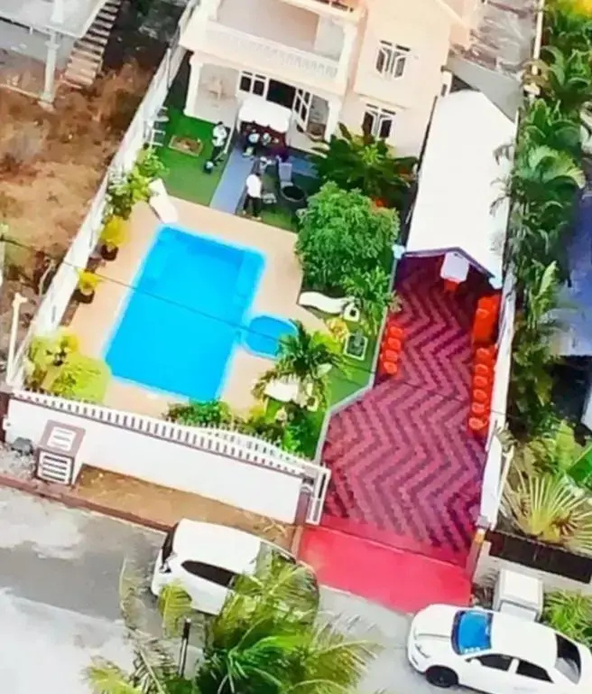 5 bedrooms villa with private pool jacuzzi and enclosed garden at Pereybere