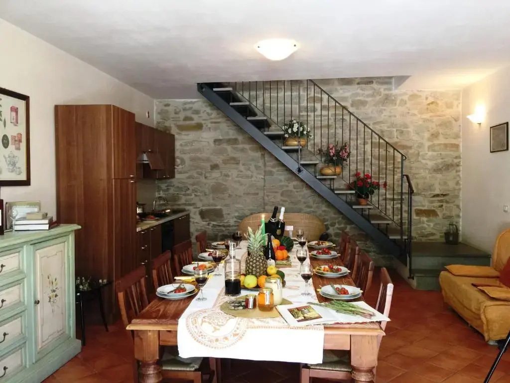 5 Bedrooms Apartment