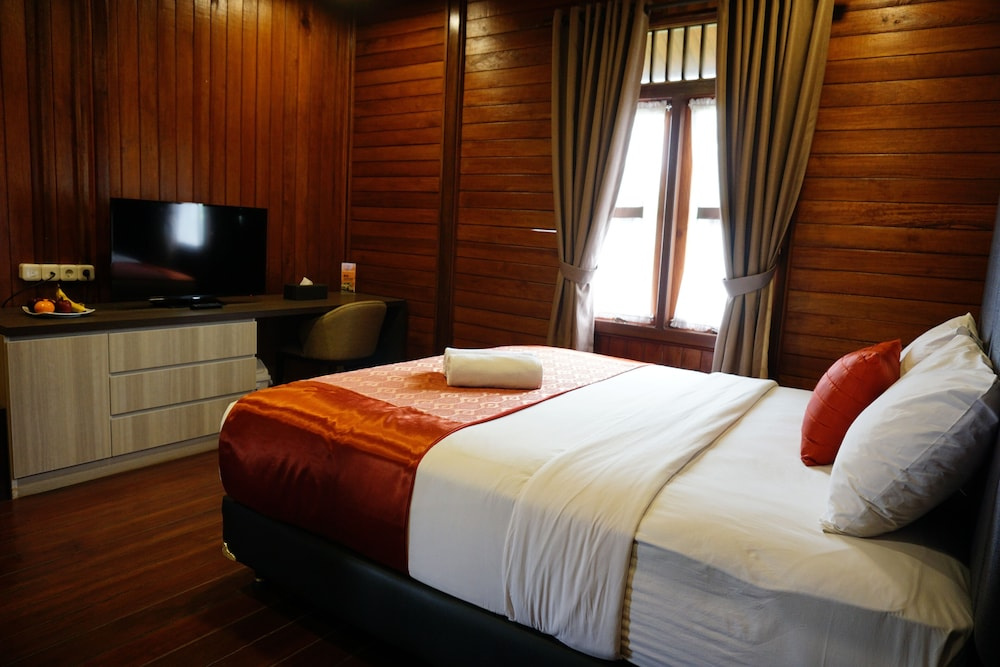 2 Bedrooms Brute Wooden Villa