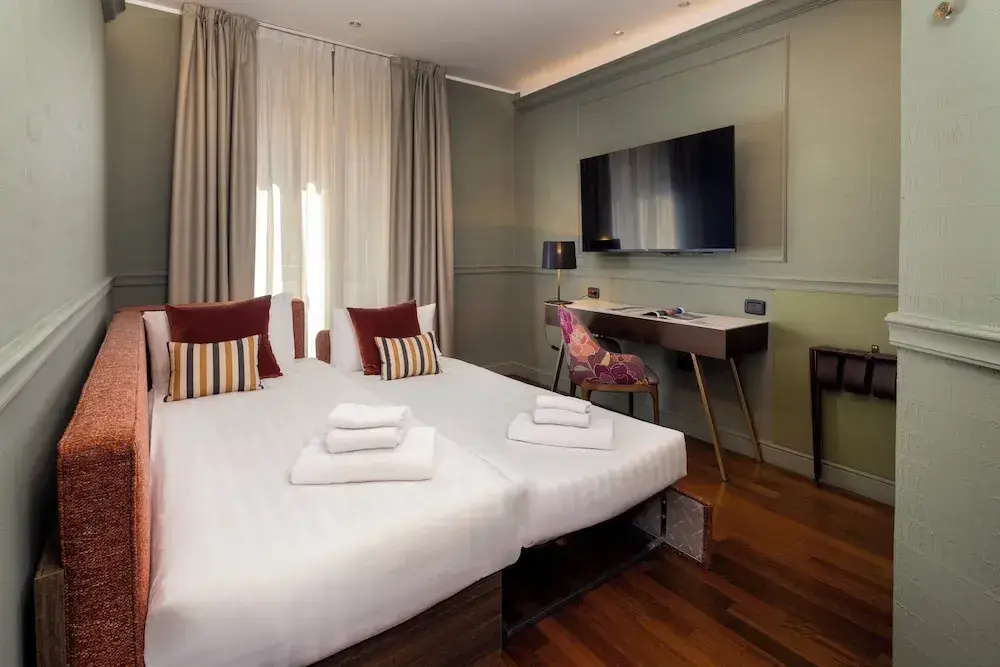 Double Suite (full double bed)