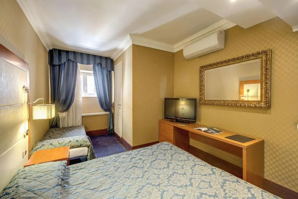 Standard Triple room