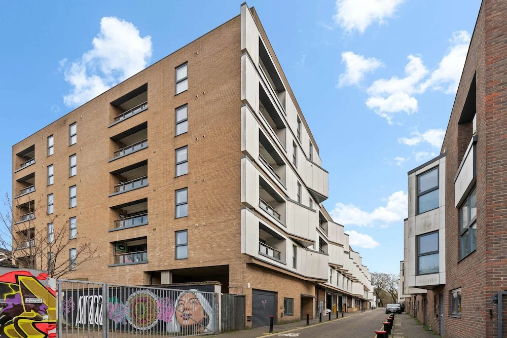 Brighton Getaway - Modern Apartment With Balcony