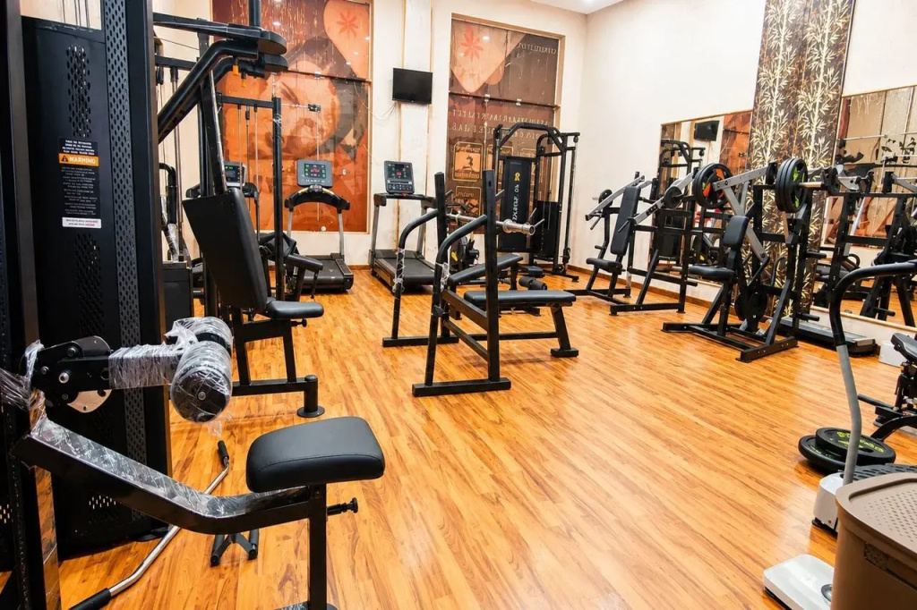 Royal Regency Club - Ultra All Inclusive: A spacious indoor gym with a range of strength-training machines and benches.