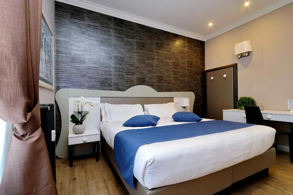 Deluxe Double room (full double bed)