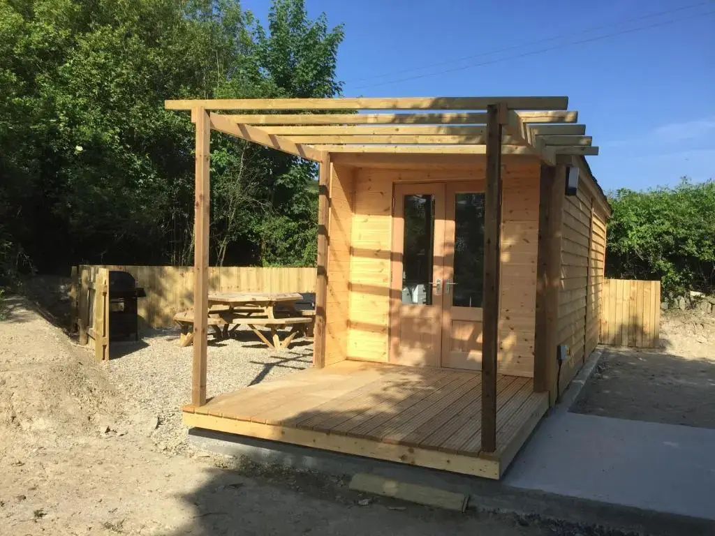 Romantic Getaway Luxury Wooden Cabin with Private Hot Tub And Bbq