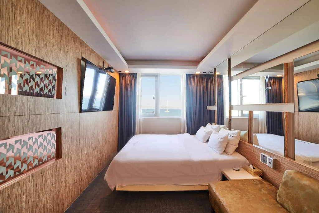 Premier Double room (full double bed)