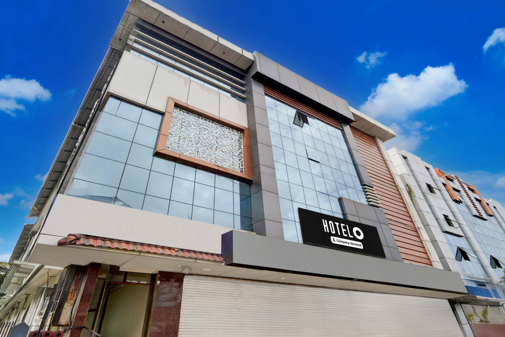 Hotel O Pathanamthitta Near Mahatma Gandhi Statue
