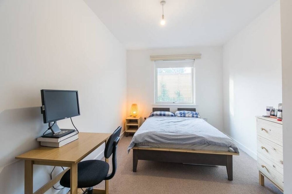 Contemporary and Bright 2 Bed Flat in East London