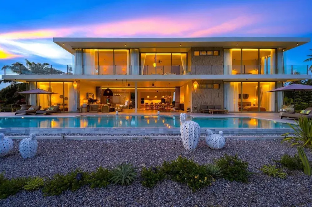 Ultra-Modern 6-Bedroom in GolfCourse PH6