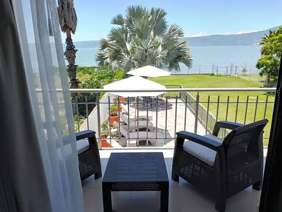 Standard room with lake view
