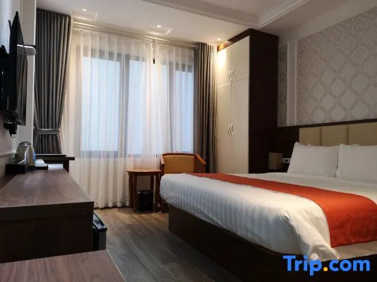 Standard Double room with street view (full double bed)
