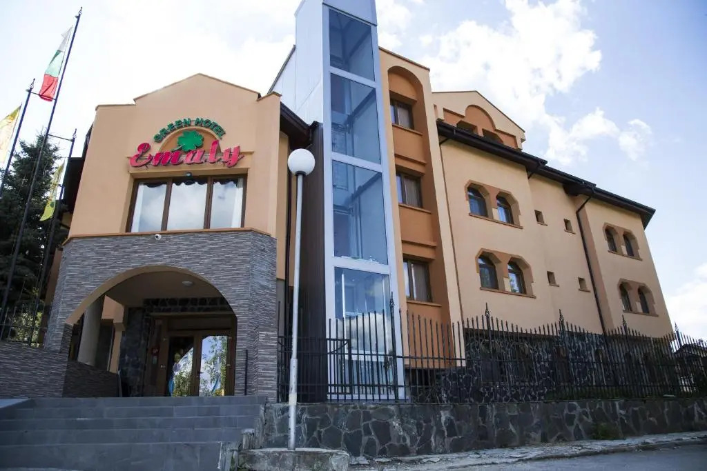 Hotel Emaly Green
