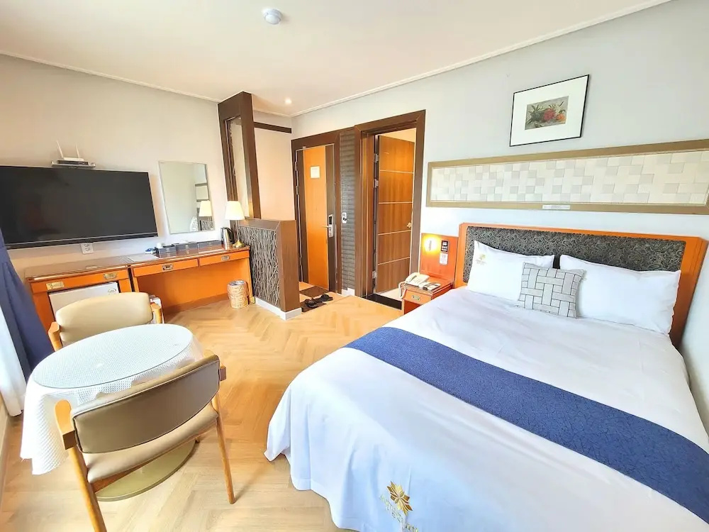 Standard Double room with balcony (full double bed)