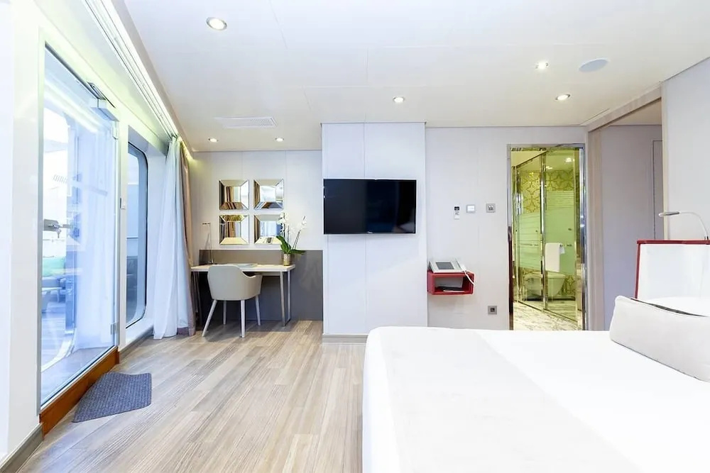 Deluxe Double room with balcony (full double bed)