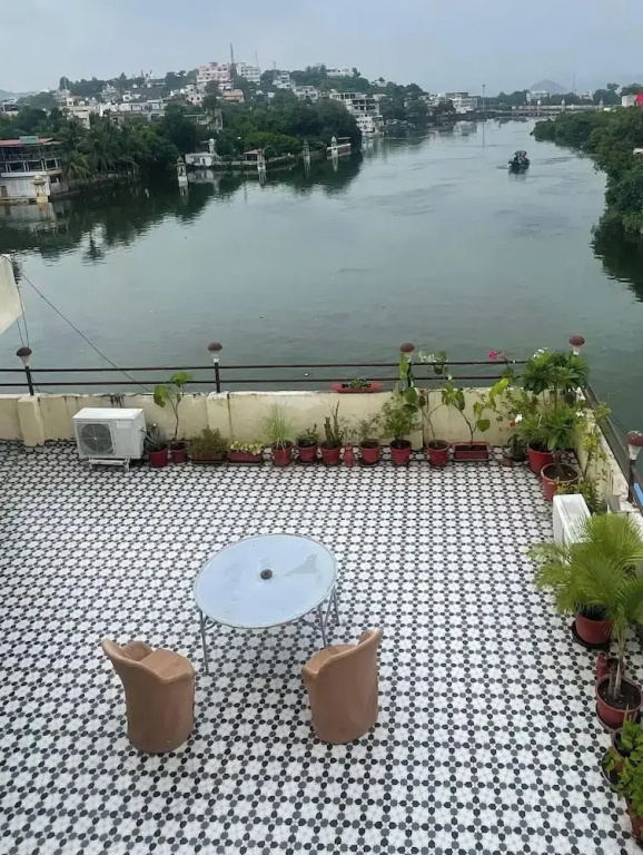 Serene Lakeside Homestay