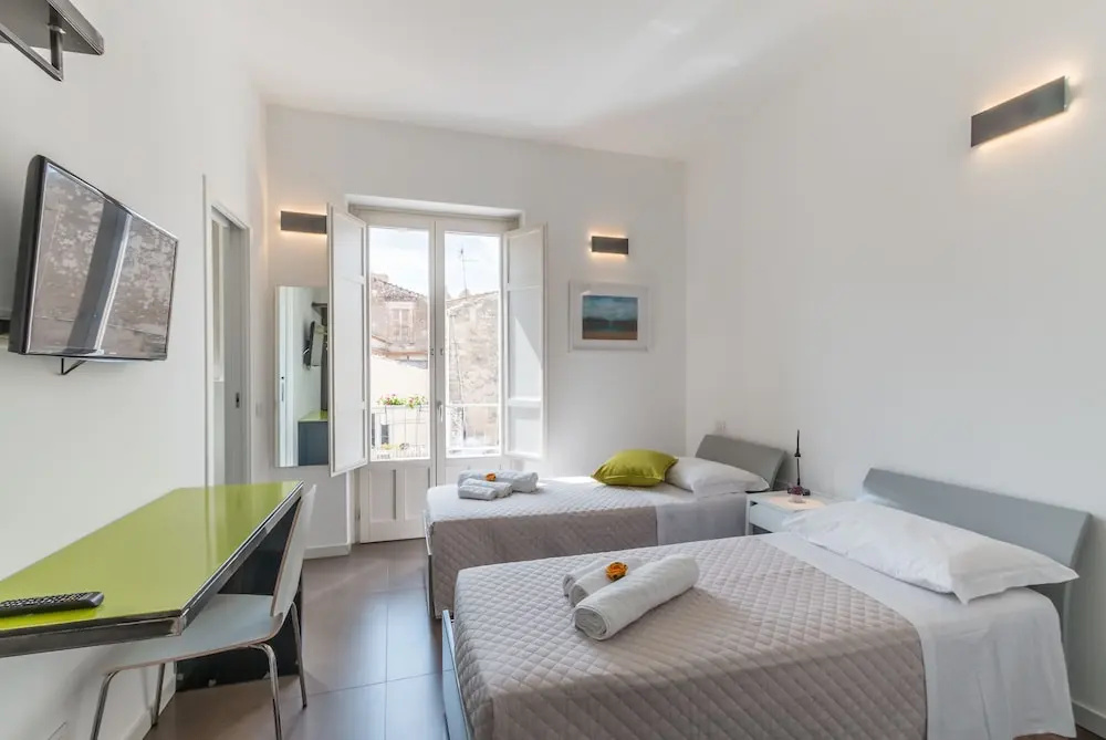 Classic Double room with balcony (full double bed)