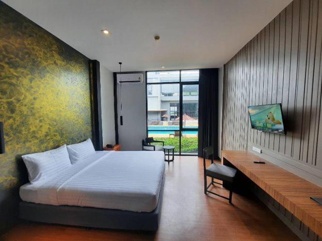 Двухместный номер Deluxe с видом на бассейн двуспальная кровать в Vismaya Suvarnabhumi Hotel