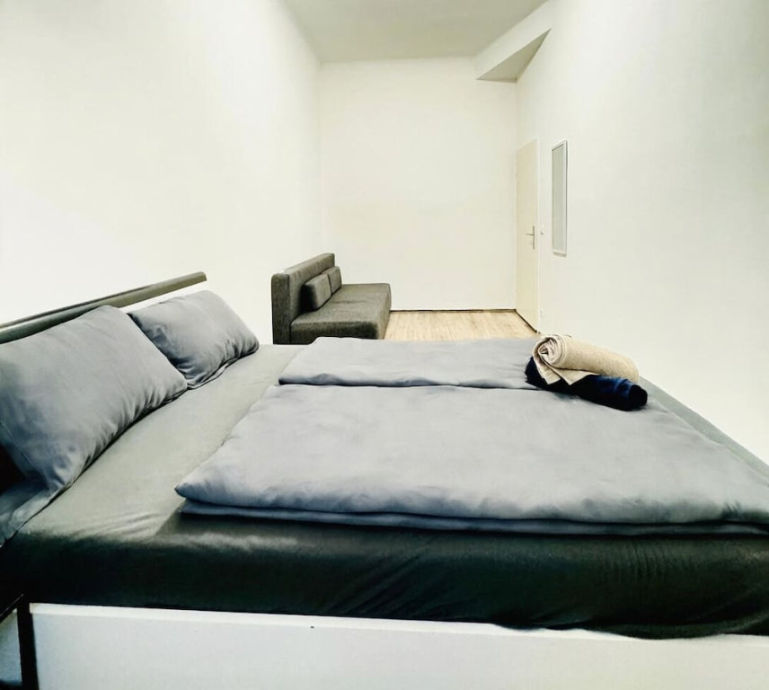 Simple Private Room Close to FAC Platz
