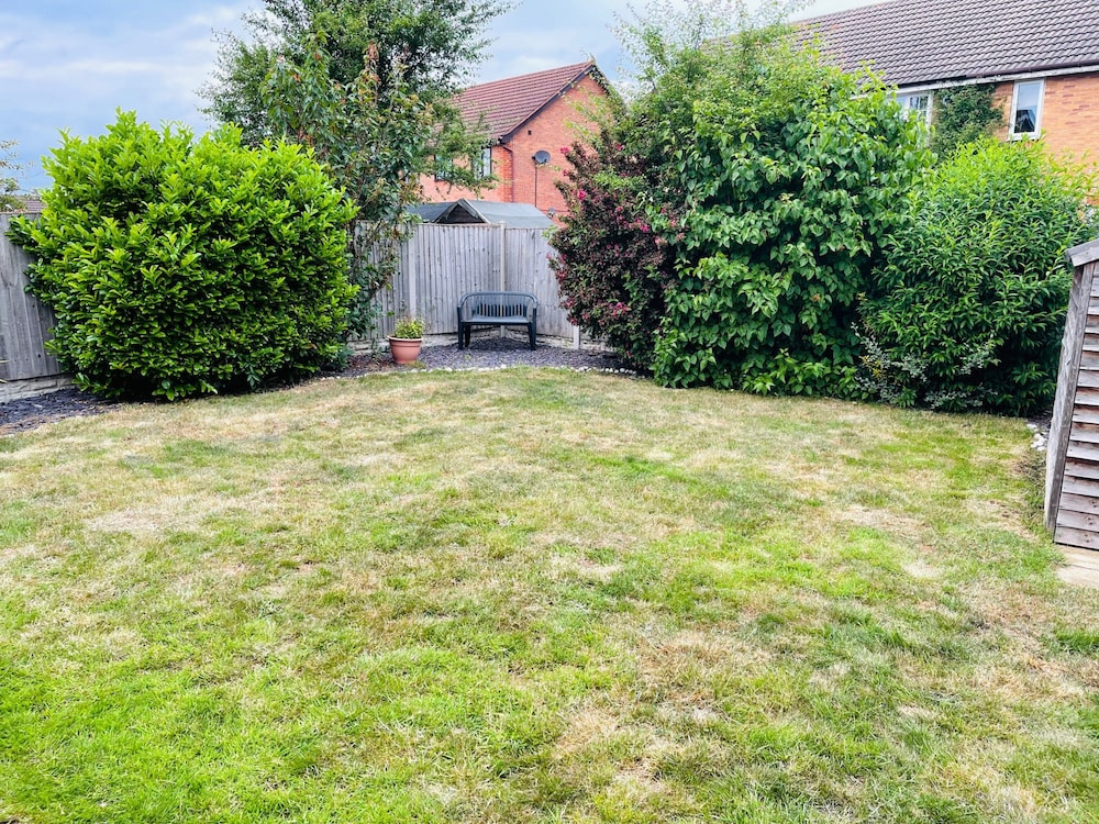 Cozy Derby 4 Bed, Sleeps 7, Hot Tub & Games Room