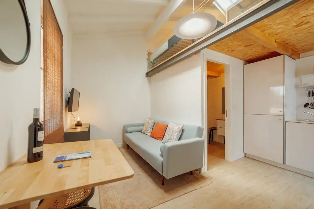 Mezzanine Stylish Apartment Q by Vacationy