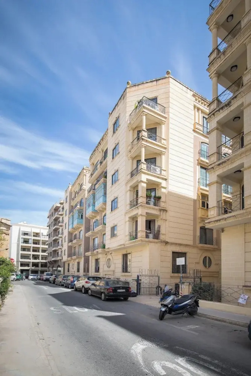 Luxury 3 BR Apartment - heart of Sliema