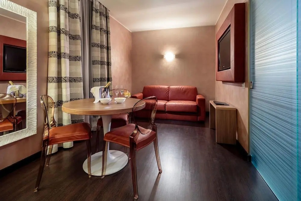 Base Hotel — 4