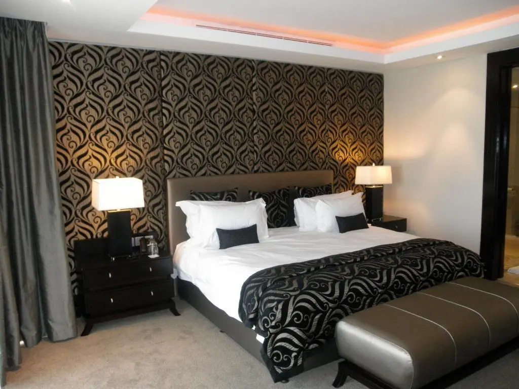 Presidential Double Suite full double bed