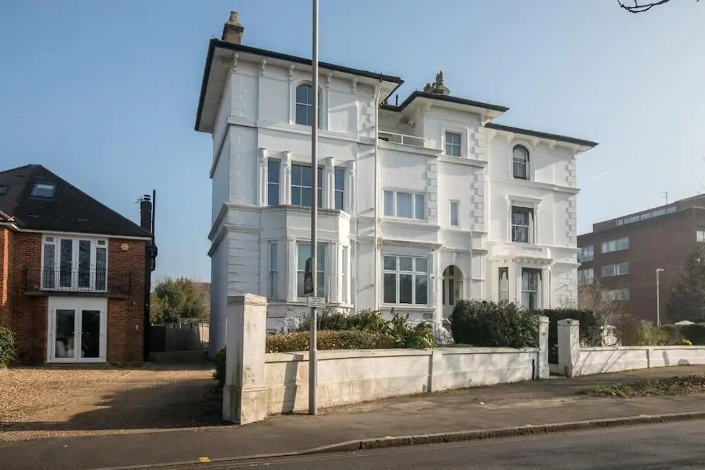 Charming 2-bedroom Apartment in Central Kingston Upon Thames