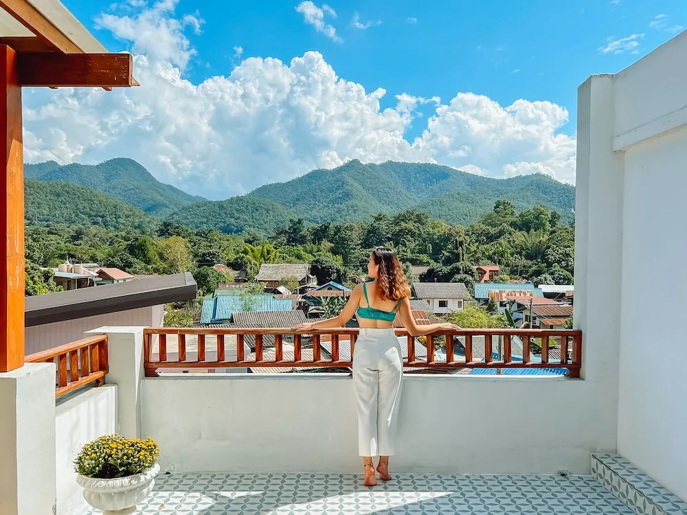 豪華雙人套房，配有陽台及大雙人床