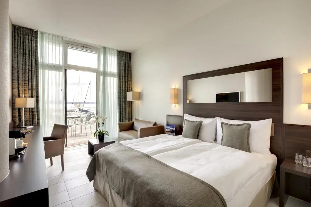 Deluxe Double room with lake view (full double bed)
