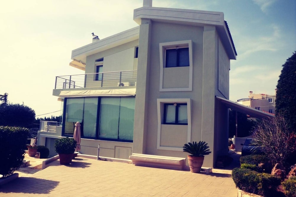 Stunning 4-bed Villa in Lagonisi Kalivia Thorikou