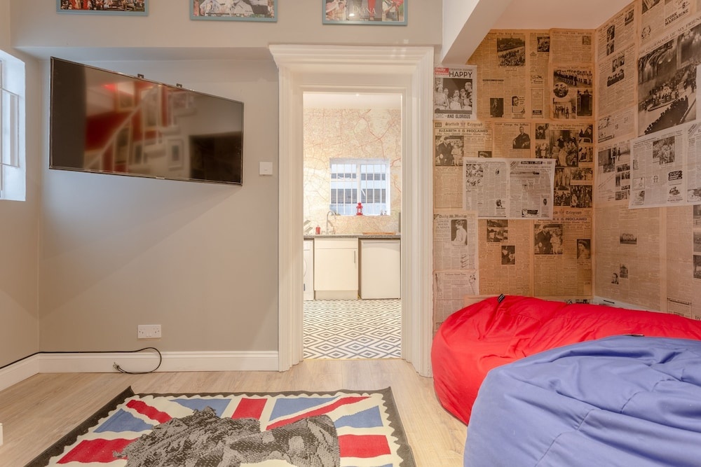 British Pad Near Earl's Court, Kens. & Hyde Park