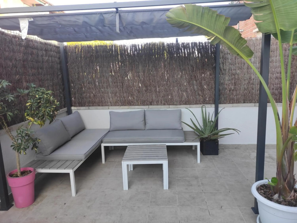 Near beaches renovated heated apartment with large patio