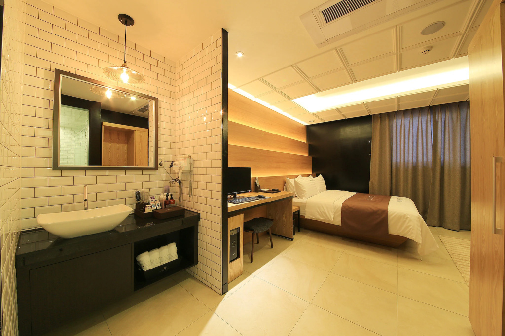 Deluxe Double room (full double bed)