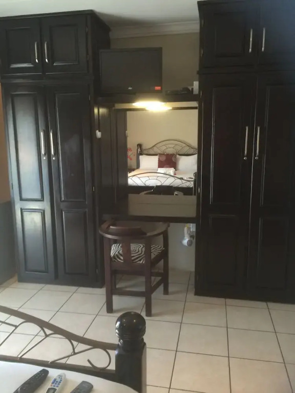 豪華雙人房，設有陽台及雙人床