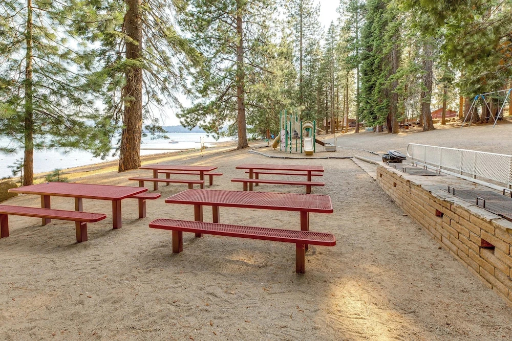 Near Beaches & Boat Launches! Lake Almanor Getaway