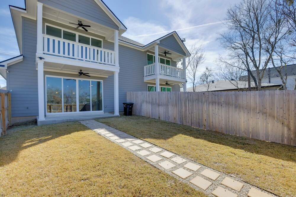 < 1 Mi to Texas A&m: Group Getaway w/ Balcony!
