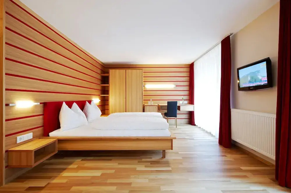 舒適雙人房，設有露台及大床